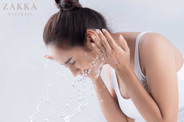 Có nên rửa mặt sau khi sử dụng serum không?