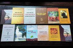 Dịch giả Nguyễn Văn Ngân, chú Trần Xuân Đàm cùng một số nhà hảo tâm tặng sách Phật giáo nguyên thủy cho thư viện