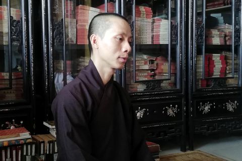 Đặt câu hỏi với thầy Thích Không Hạnh về công tác sưu tầm - số hóa - ảnh ấn báo chí Phật giáo Việt Nam tại Thư viện Huệ Quang
