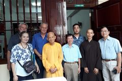 Hội Bảo Tồn Di Sản Chữ Nôm viếng thăm Thư viện Huệ Quang