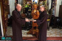 Hòa thượng Thích Minh Thanh hiến tặng kho sách báo một đời sưu tầm vào thư viện Huệ Quang