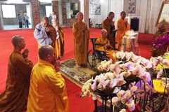 Hòa thượng Thích Minh Chánh viếng lễ và thăm Thư viện Huệ Quang