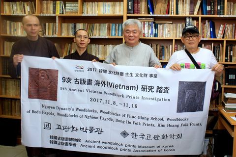 Quản lý bảo tàng Asian Woodblock Prints Hàn Quốc thăm và làm việc tại Thư viện Huệ Quang