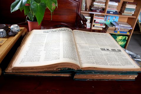 Gia đình cụ Võ Đình Cường tặng tạp chí xưa cho thư viện Huệ Quang