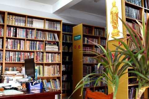 Thông tin về việc đóng tủ sách và bàn đọc sách cho thư viện
