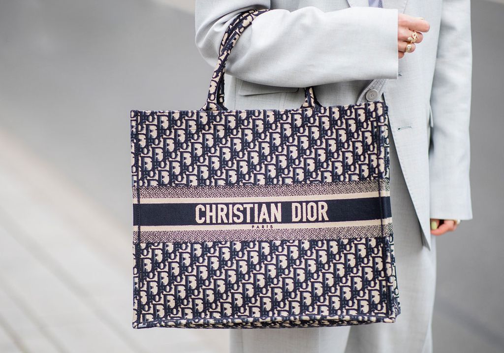 Có nên mua mẫu túi xách dior book tote đắt đỏ?