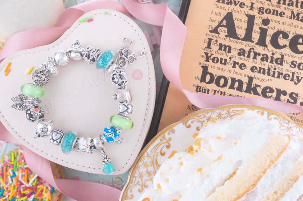 Review BST Disney x Pandora Alice in Wonderland