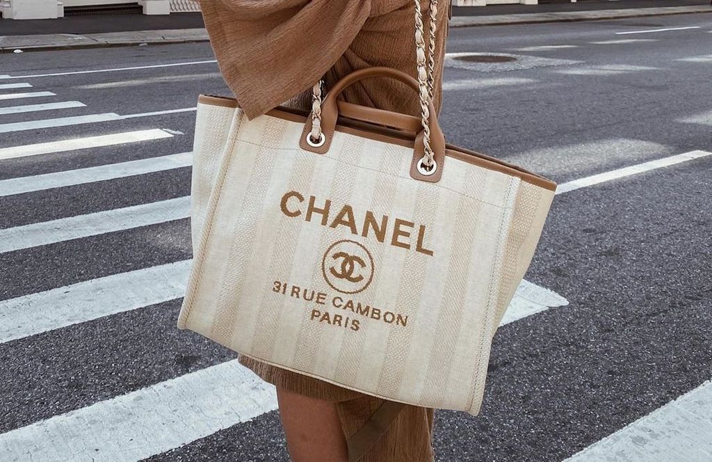 Phối Túi Tote Với Trang Phục Siêu Chất