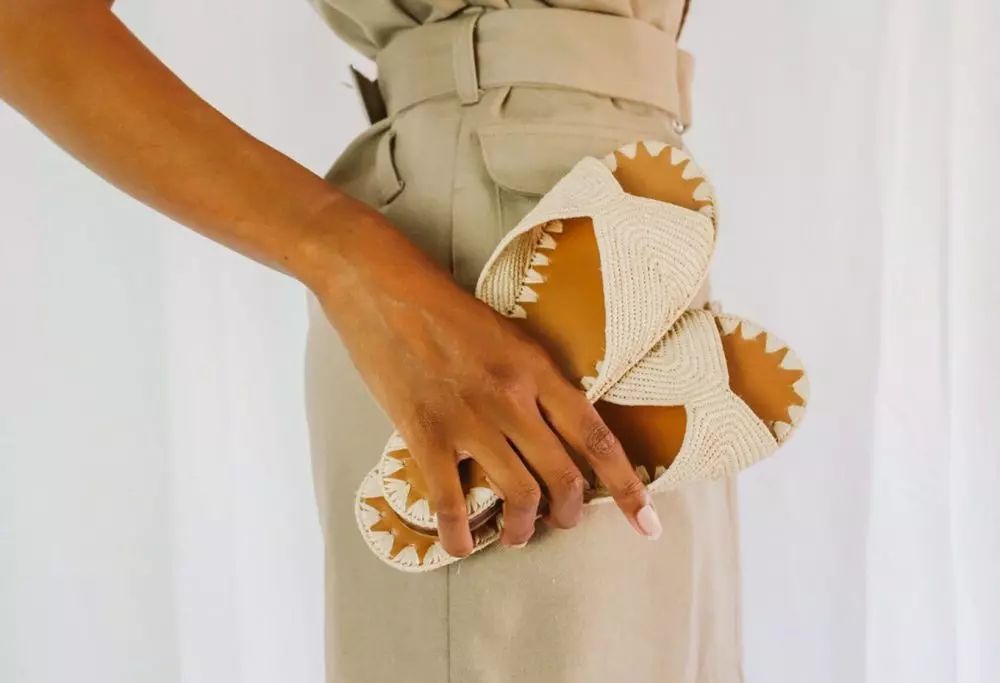 Tạo thêm sự thoải mái với dép raffia mùa hè