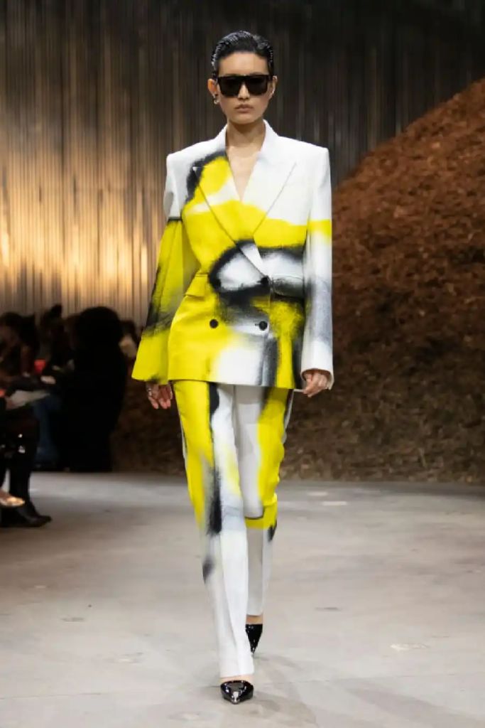 Alexander McQueen AW22: 5 điều cần biết