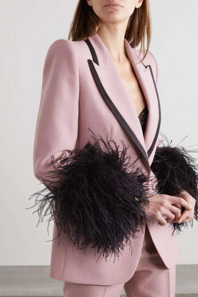 Những chiếc áo gắn lông ống tay đặc biệt của Gucci