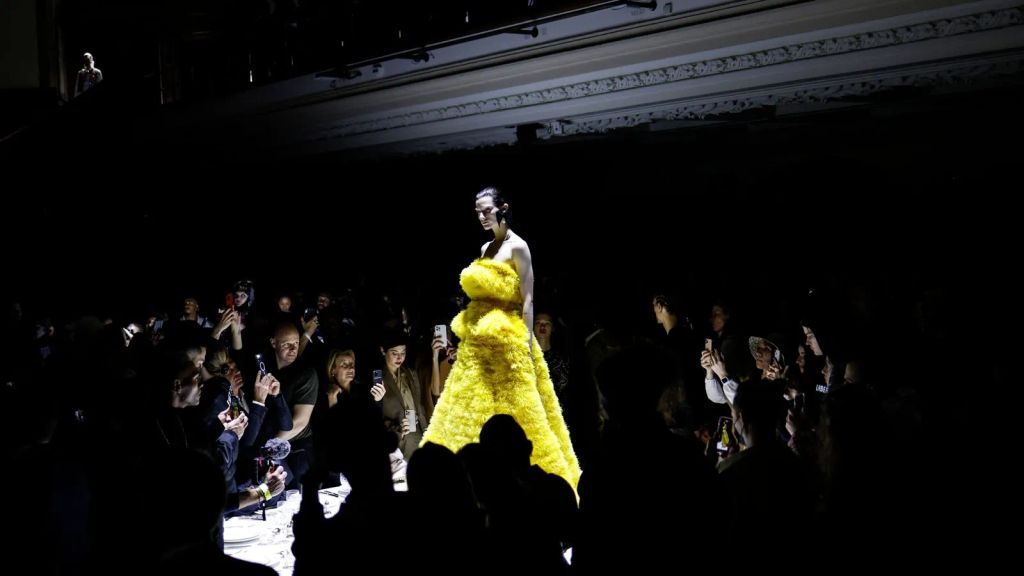Burberry AW22 tại London: 5 điều cần biết
