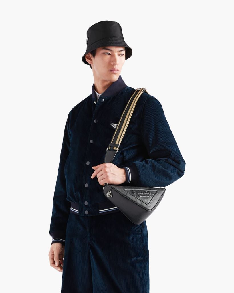 Chiếc túi tam giác Saffiano Prada màu đen