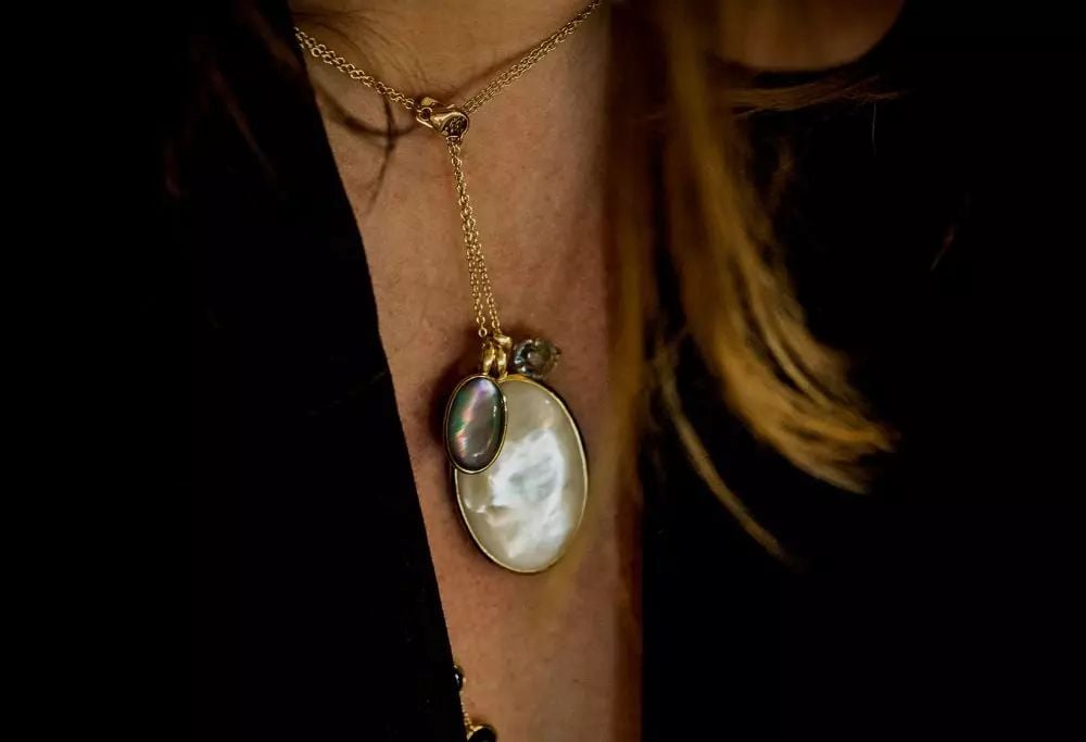 Về chất liệu óng ánh Mother of Pearl