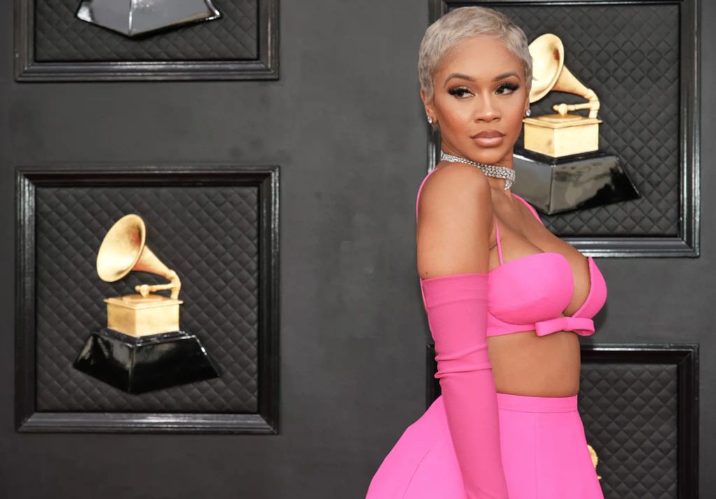 Màu hồng Barbie xâm chiếm Grammy 2022