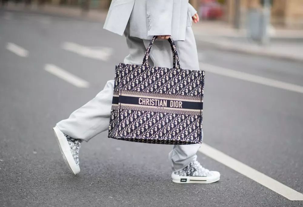 Túi Tote thiết kế cổ điển hot trend 2022