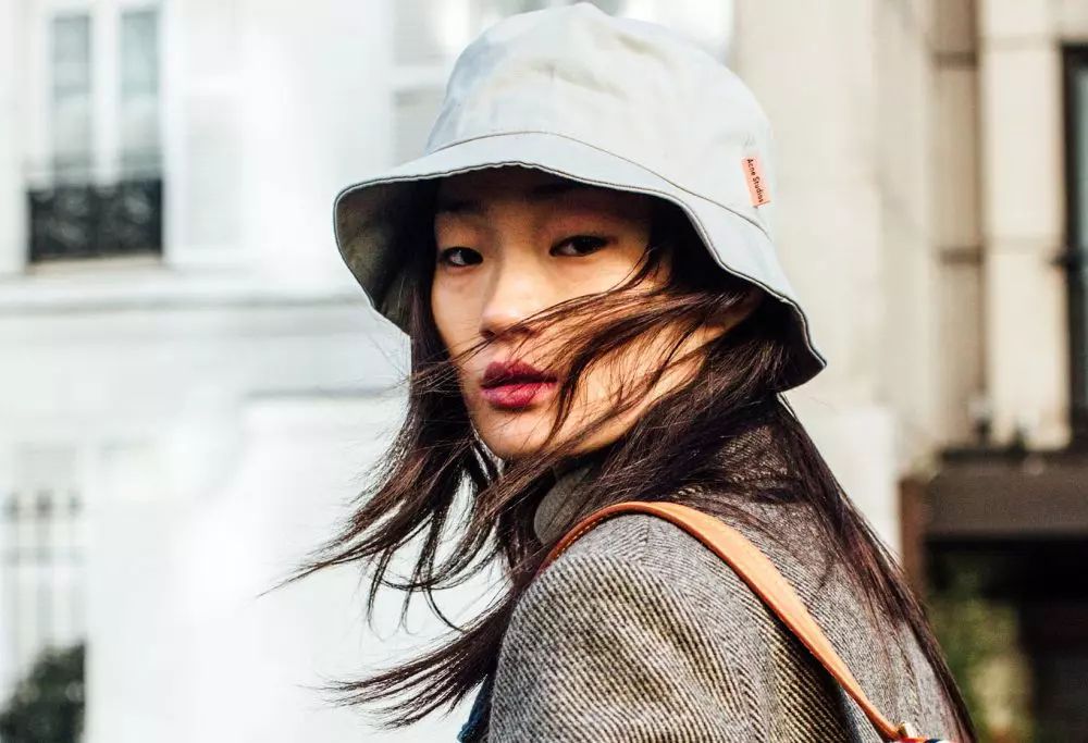Những outfit phối cùng mũ xô hot trend