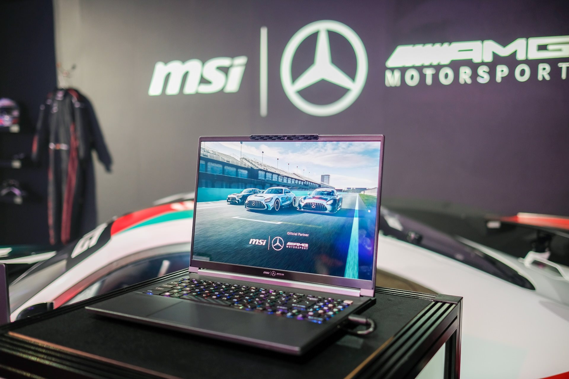 GEARVN - Laptop MSI Stealth 16 Mercedes-AMG Motorsport tại sự kiện Computex 2023