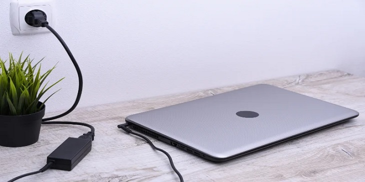 GEARVN - Laptop chưa đầy pin không nên vừa sạc vừa dùng