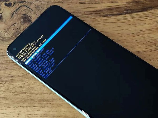 GEARVN - Cách khắc phục điện thoại sạc không vào pin