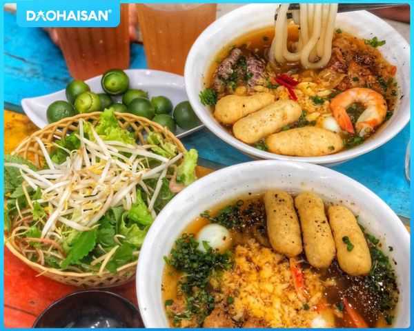 Bánh canh ghẹ có thể ăn kèm với các loại rau sống, quẩy,… càng hấp dẫn hơn