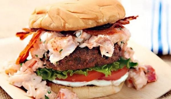 Chiến bánh Surf N 'Turf Burger từ tôm hùm với thịt xông khói đầy đặn, thơm ngon