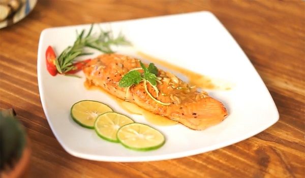 Cá hồi áp chảo sốt bơ chanh là sự kết hợp giữa thịt cá mềm béo và vị chua ngọt của sốt