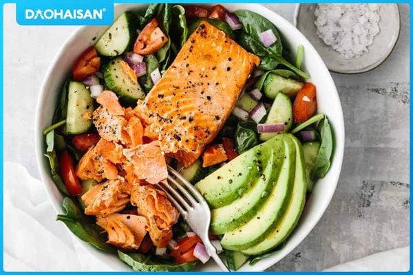 Salad cá hồi canh ty tách cân nặng hiệu quả