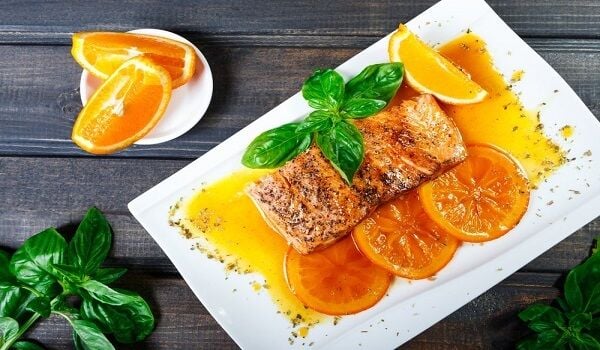 Cá hồi nướng sốt cam là món ăn ngon và tốt cho sức khỏe của phụ nữ có thai