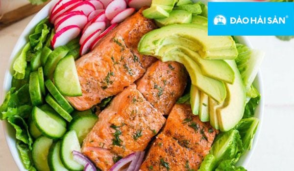Salad cá hồi phù hợp cho chế độ ăn kiêng