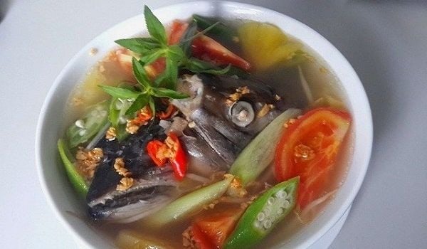 Để đầu cá hồi không bị tanh, bạn có thể ngâm trong nước vo gạo trong 15-20 phút