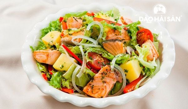 Món Salad cá hồi rất phù hợp cho chế độ ăn kiêng