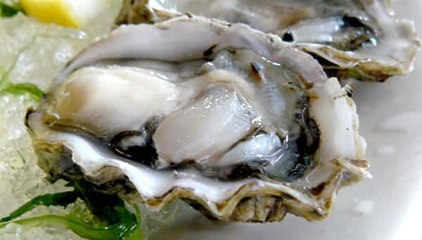 Hàu mua về được làm sạch cát và chất bẩn.