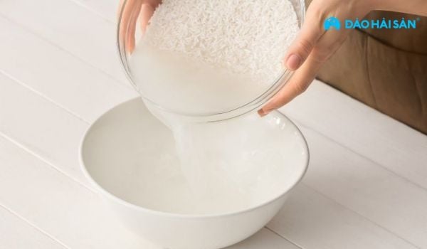 Ngâm ốc mùi hương nhập nước vo gạo kể từ 3-4 giờ sẽ hỗ trợ vô hiệu hóa vết mờ do bụi dơ nhập ốc hiệu quả