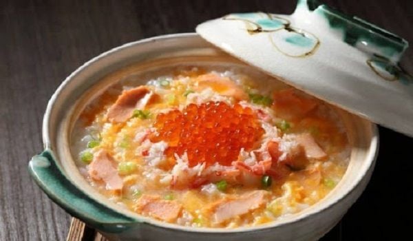 Cháo trứng cá hồi là một món ăn thơm ngon và siêu bổ dưỡng cho bé