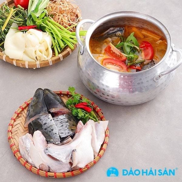 Cách nấu lẩu cá hồi măng chua cho bữa ăn gia đình Việt