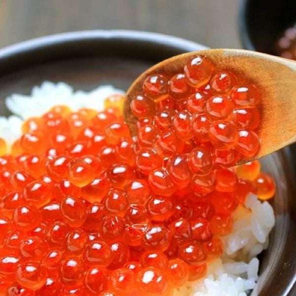 Trứng cá hồi đỏ Nhật Bản có hạt lớn dạng tròn màu đỏ ánh cam đẹp mắt.