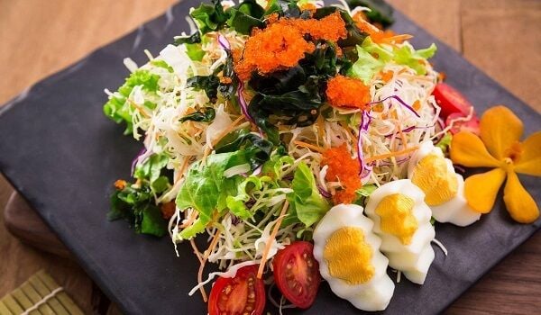 Món trứng cá hồi ăn kèm với Salad giàu dinh dưỡng.