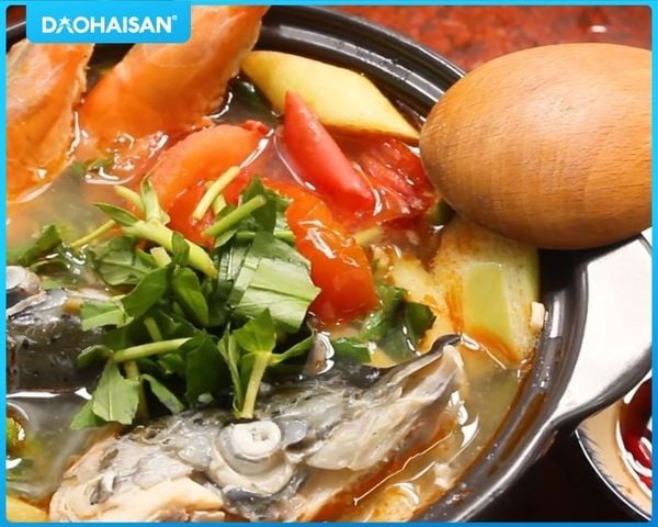 Rắc lên tô đầu cá hồi nấu nướng canh chua một không nhiều chi phí và một không nhiều ngò tua nhằm tăng vị thơm nức ngon