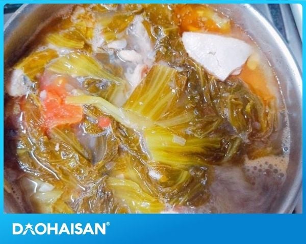 Nước canh chua ngọt, thanh mát, dưa chua giòn, đầu cá hồi mềm, ngọt thịt