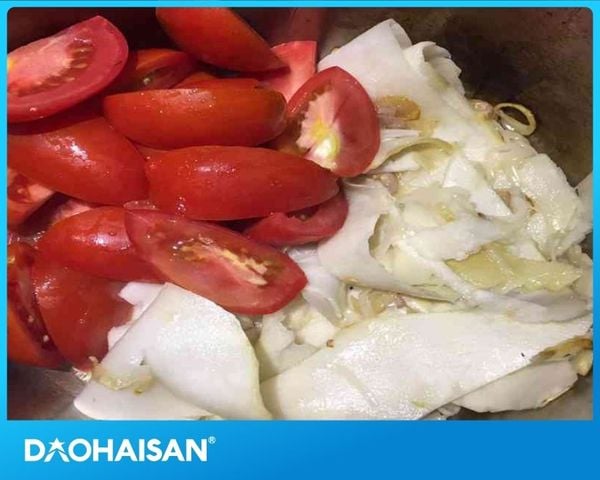 Với món đầu cá hồi nấu măng chua, chúng ta sẽ có những nguyên liệu vô cùng đơn giản