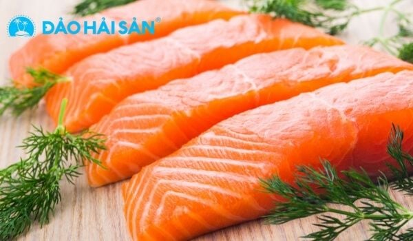 Cá hồi đựng nhiều dưỡng chất như protein, Vi-Ta-Min B12, Vi-Ta-Min D, Kali, Fe, omega-3,...