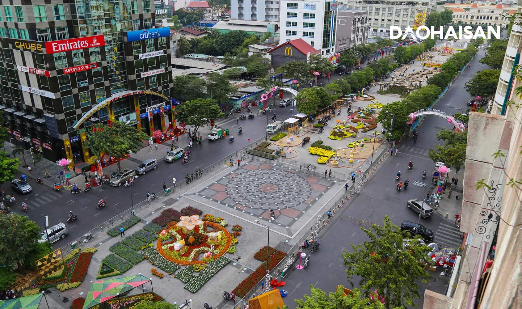 Đường hoa trên phố đi bộ Nguyễn Huệ phục vụ bà con nhân dân