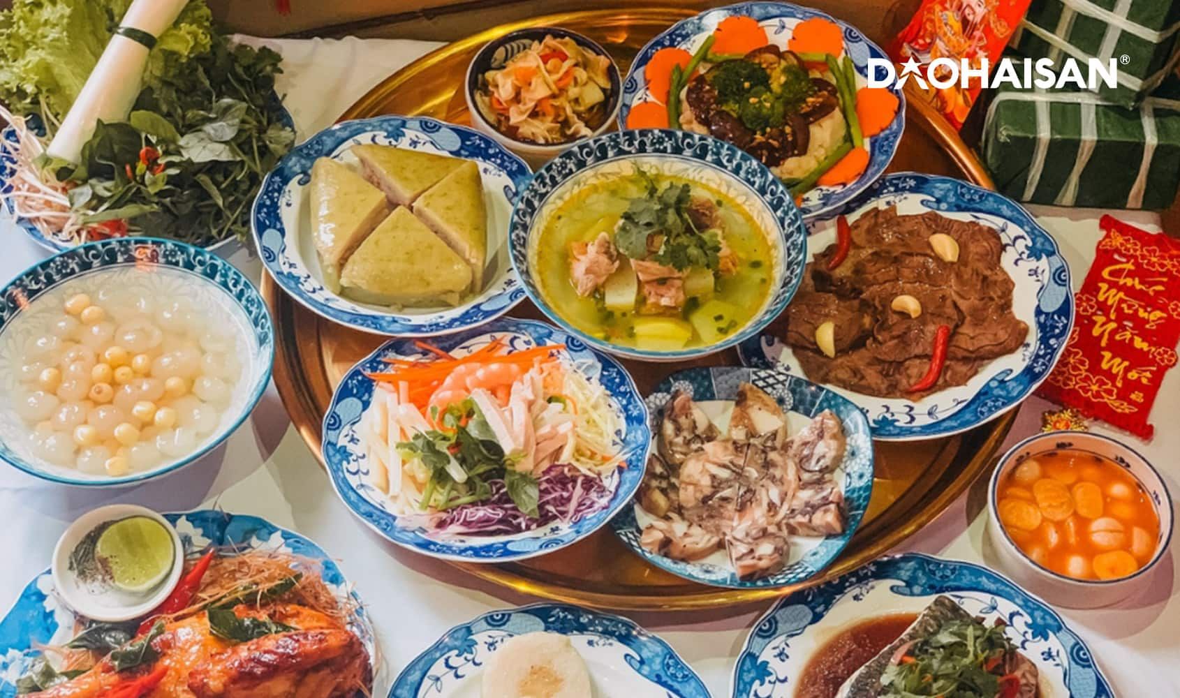 Mâm cơm truyền thống ngày tết của người Việt