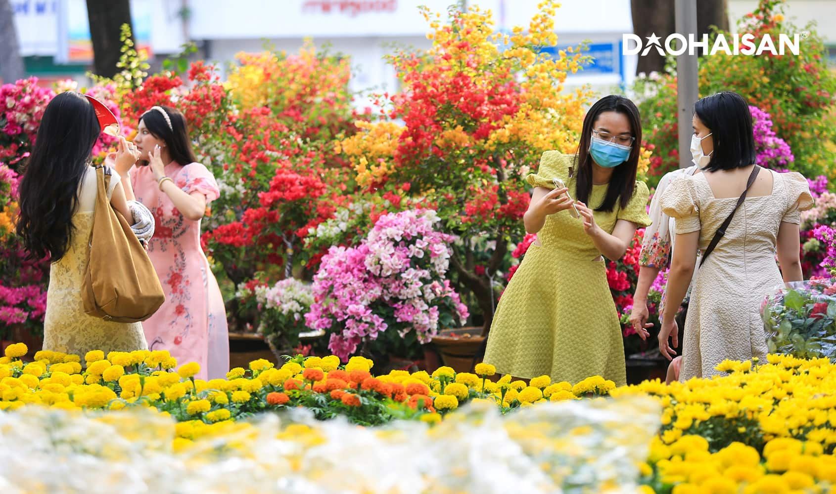 Người dân vui chơi bên đường hoa nhân dịp tết cổ truyền tại Việt Nam