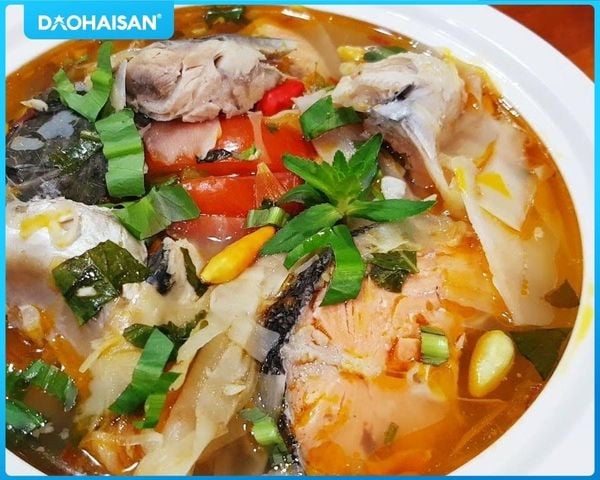 Lườn cá hồi nấu canh chua