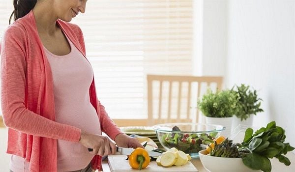Phụ nữ mang thai nên bổ sung thêm rau xanh, trái cây,... để tăng cường sức khỏe