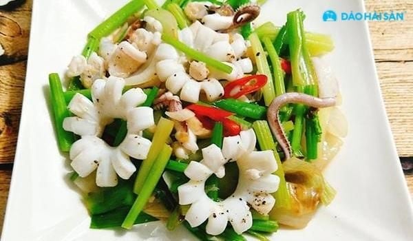 Mực một nắng xào hành tây là món ăn dễ chế biến và ngon