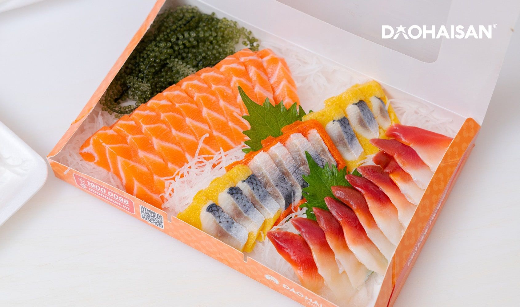 Một combo sashimi đã có sẵn gia vị ăn kèm