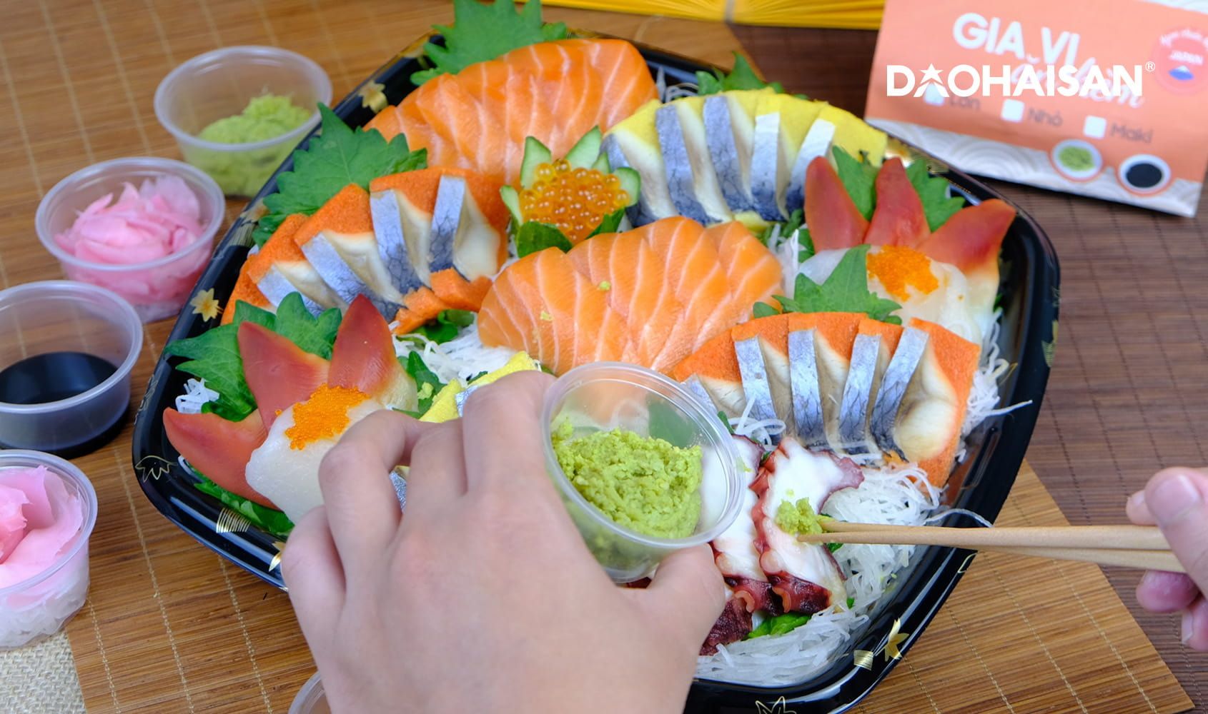 Một combo sashimi đã có sẵn gia vị ăn kèm